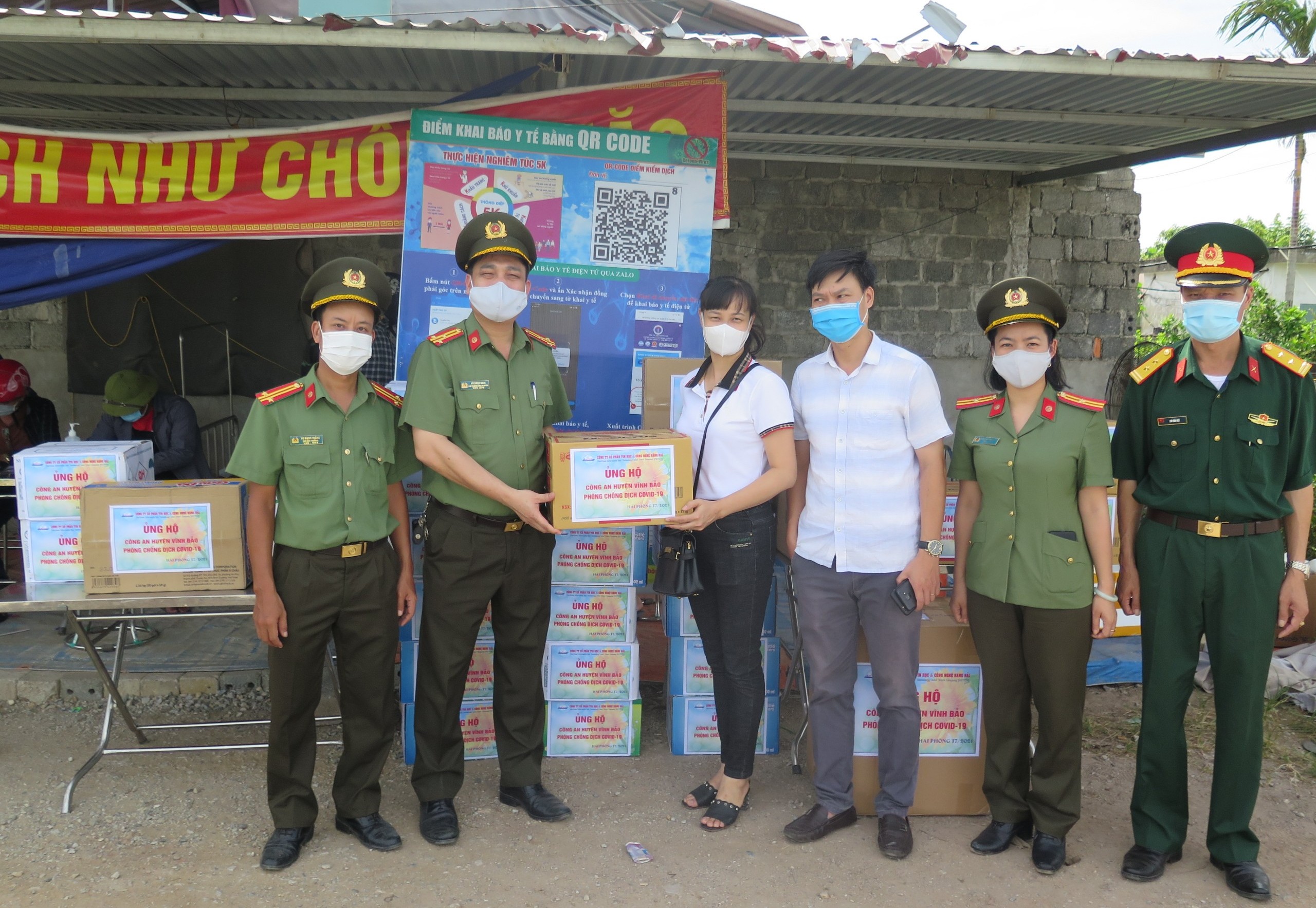 Công đoàn CATP, Công ty Tin học và Công nghệ Hàng Hải: Tặng quà phòng, chống dịch bệnh CAH Vĩnh Bảo 